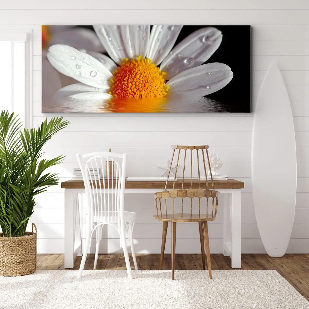 Bild auf Leinwand - Leinwandbild - Ein weißes Gänseblümchen mit Wassertropfen, eingetaucht in eine Wasserspiegelung - 120x50cm - Die aufgehende Sonne der Gänseblümchen - Moderne Wanddekoration für Wohnzimmer und Schlafzimmer ARTTOR