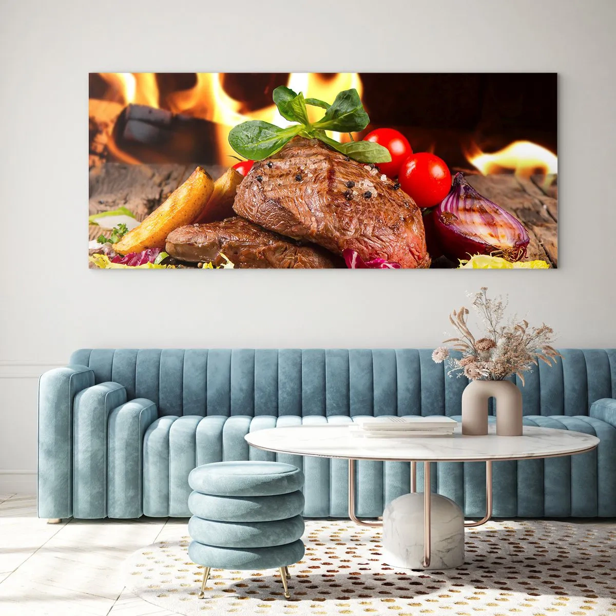 Glasbild - Bild auf glas - Gegrilltes Steak mit Beilagen vor dem Hintergrund der Flammen - 120x50cm - Von Hitze gezaubert - Moderne Wanddekoration für Wohnzimmer und Schlafzimmer ARTTOR