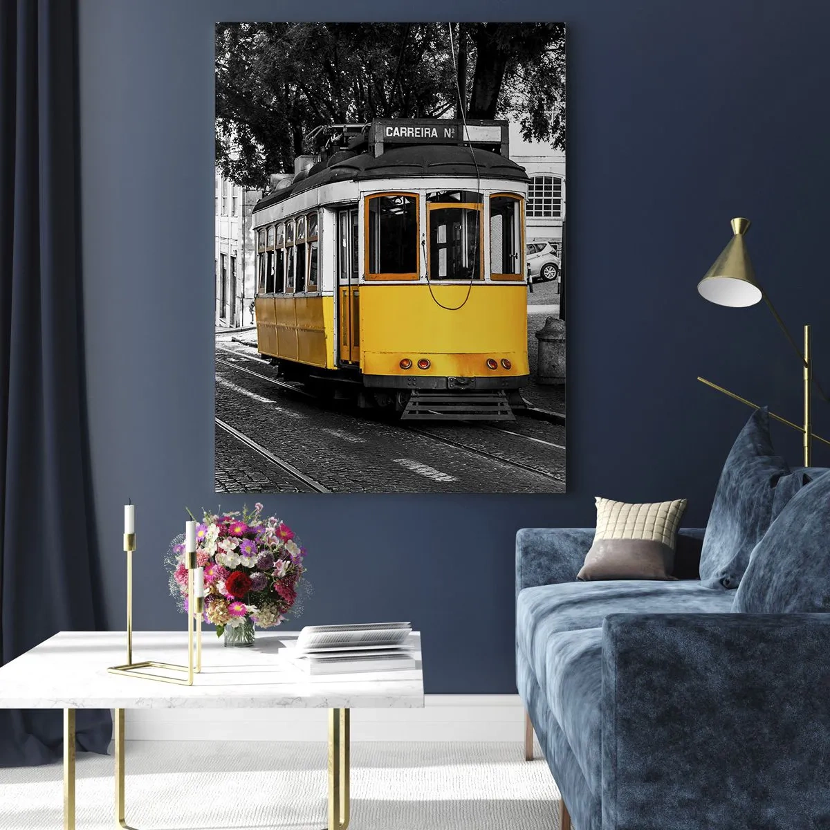 Glasbild - Bild auf glas - Eine gelbe Straßenbahn vor dem Hintergrund einer schwarz-weißen Straße - 50x70cm - Und Fado im Hintergrund - Moderne Wanddekoration für Wohnzimmer und Schlafzimmer ARTTOR