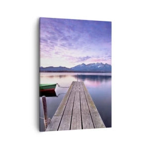 Bild auf Leinwand - Leinwandbild - Ein Holzsteg mit einem Boot auf einem von Bergen umgebenen See bei Sonnenuntergang - 50x70cm - Freundliche Stille - Moderne Wanddekoration für Wohnzimmer und Schlafzimmer ARTTOR