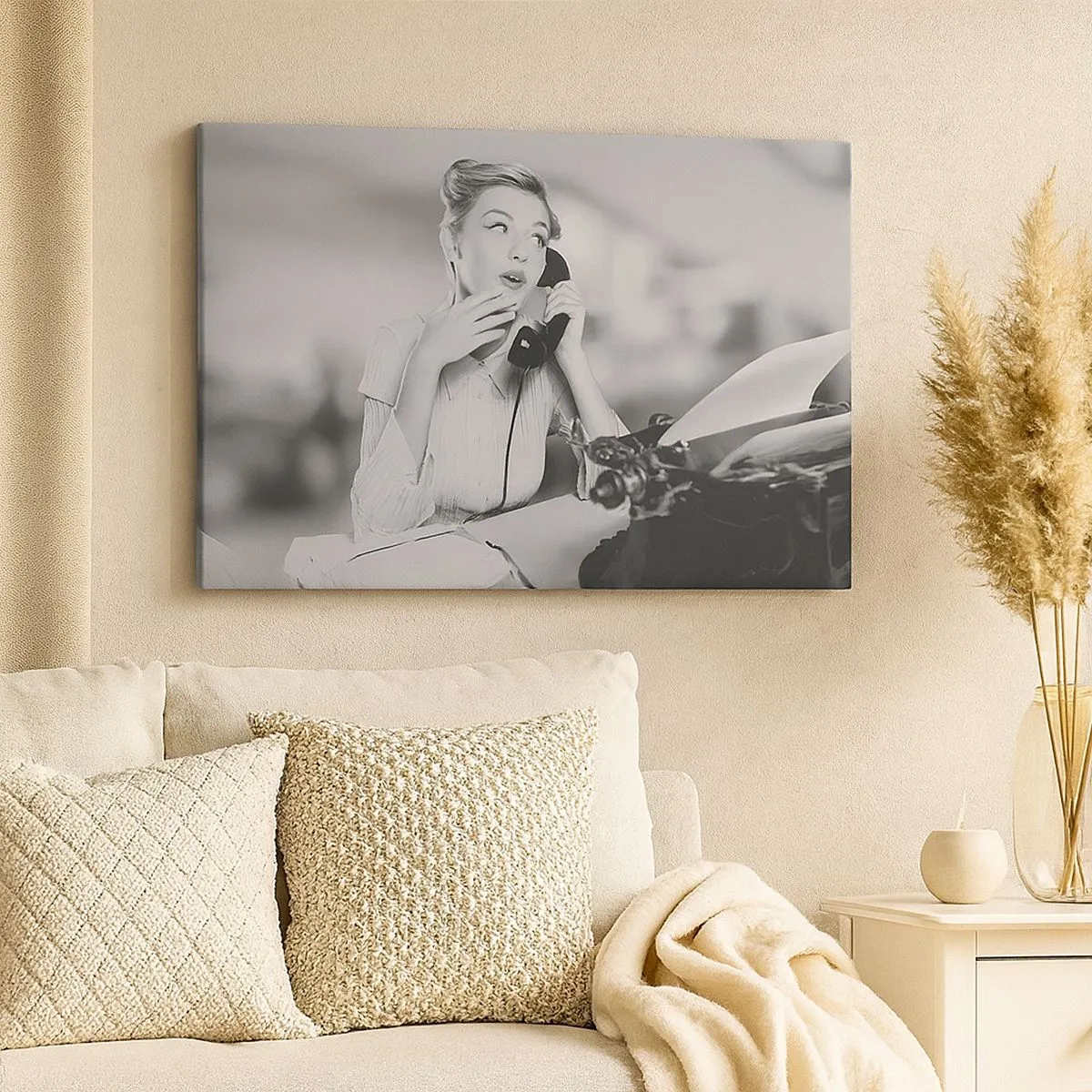 Bild auf Leinwand - Leinwandbild - Eine Frau telefoniert an einer Schreibmaschine - 70x50cm - Hallo, wir sind in den 1950er Jahren. - Moderne Wanddekoration für Wohnzimmer und Schlafzimmer ARTTOR