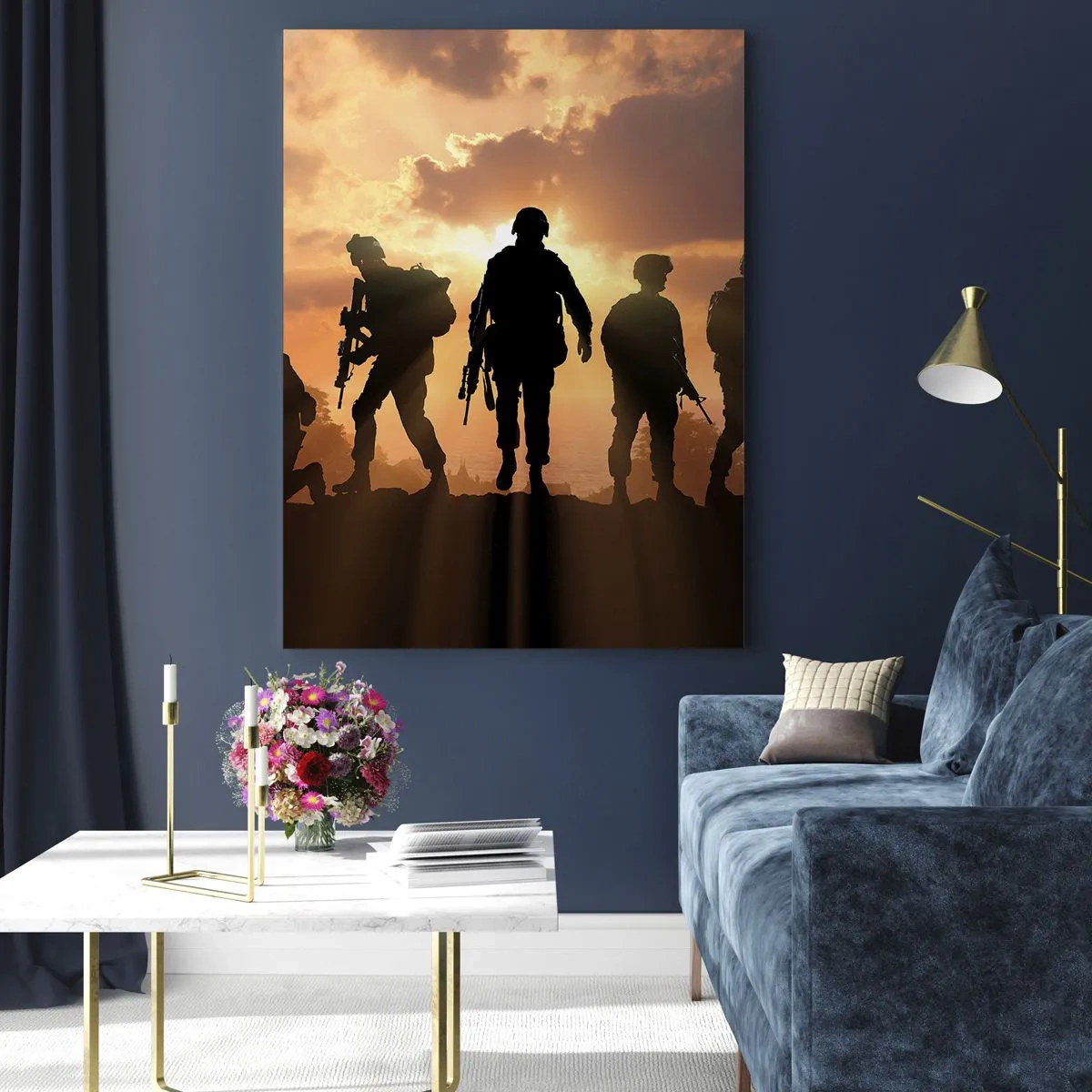 Glasbild - Bild auf glas - Soldaten vor dem Hintergrund der untergehenden Sonne in einer dynamischen Umgebung - 80x120cm - Waffenbrüder - Moderne Wanddekoration für Wohnzimmer und Schlafzimmer ARTTOR