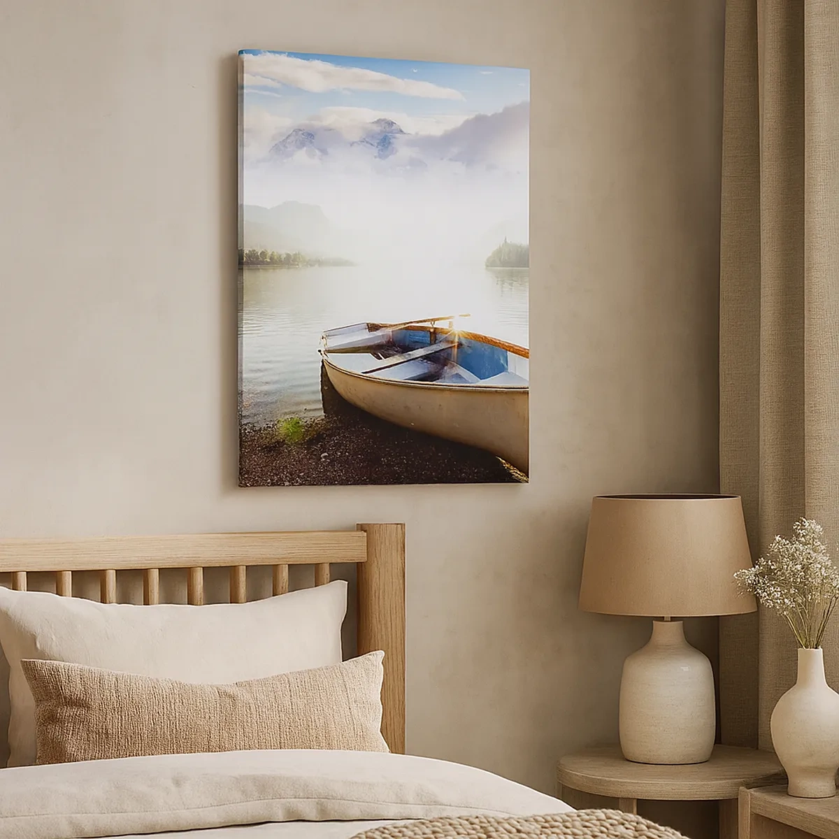 Bild auf Leinwand - Leinwandbild - Ein Boot am Ufer eines Sees mit Blick auf die Berge am Morgen - 50x70cm - Am tollen und klaren Wasser - Moderne Wanddekoration für Wohnzimmer und Schlafzimmer ARTTOR