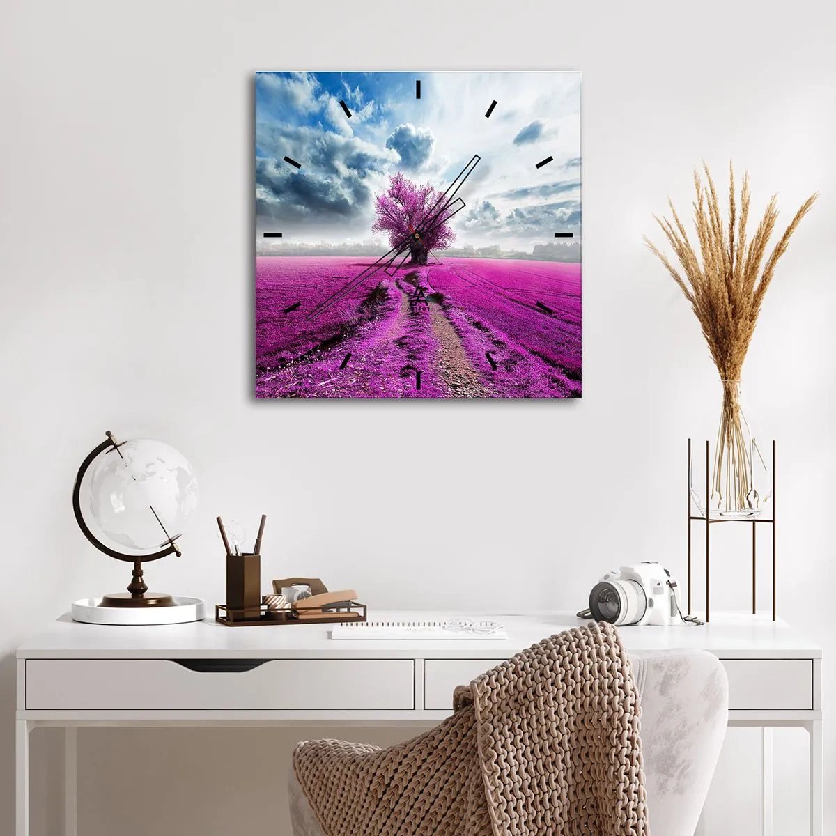 Wanduhr - Glasuhr - Ein einsamer Baum auf einem Feld in einem intensiven Rosaton - 30x30cm - Heide - Wildnis - Moderne Wanddekoration für Wohnzimmer und Schlafzimmer ARTTOR