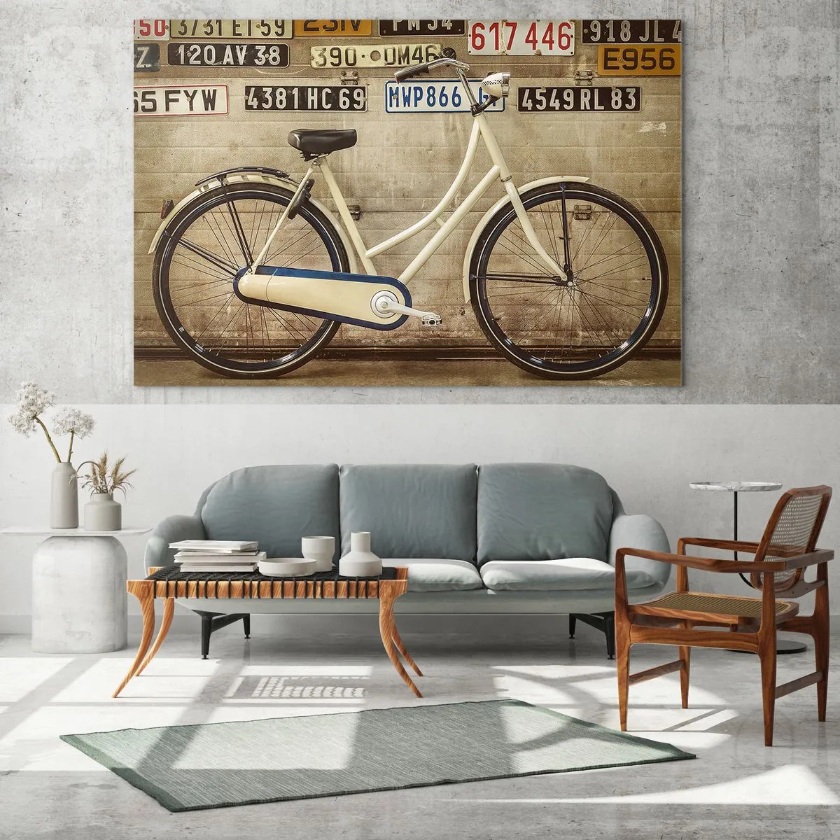 Glasbild - Bild auf glas - Ein altes Fahrrad an einer Wand mit Nummernschildern - 70x50cm - Keine Komplexe - Moderne Wanddekoration für Wohnzimmer und Schlafzimmer ARTTOR