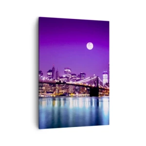 Bild auf Leinwand - Leinwandbild - Brooklyn Bridge bei Nacht mit beleuchteter Stadt und Vollmond - 50x70cm - Die Lichter der Großstadt in Lila - Moderne Wanddekoration für Wohnzimmer und Schlafzimmer ARTTOR