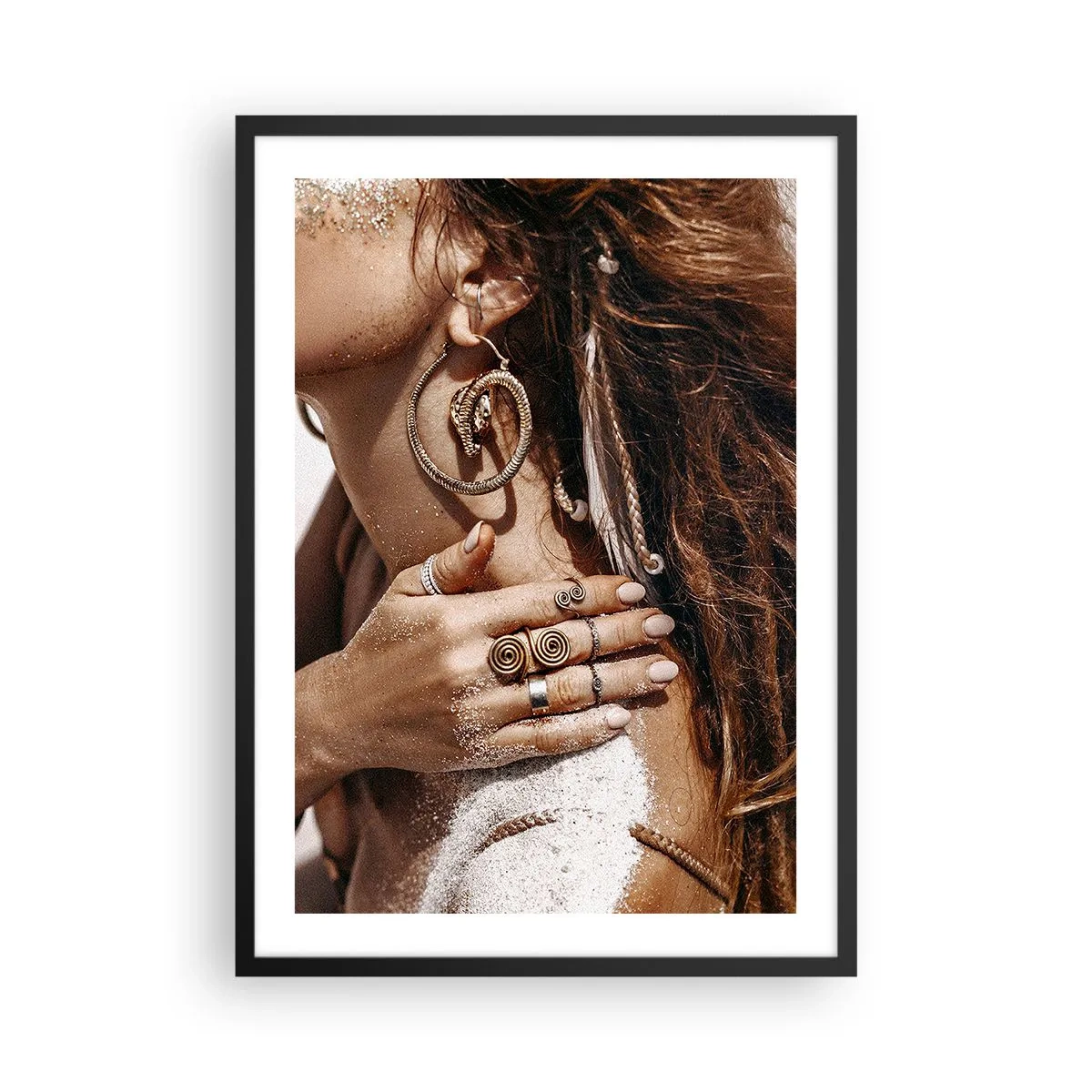 Poster in einem schwarzem Rahmen - Schmuckdetail auf sandfarbenem Lederhintergrund - 50x70cm - Königin des wilden Strandes - Moderne Wanddekoration für Wohnzimmer und Schlafzimmer ARTTOR