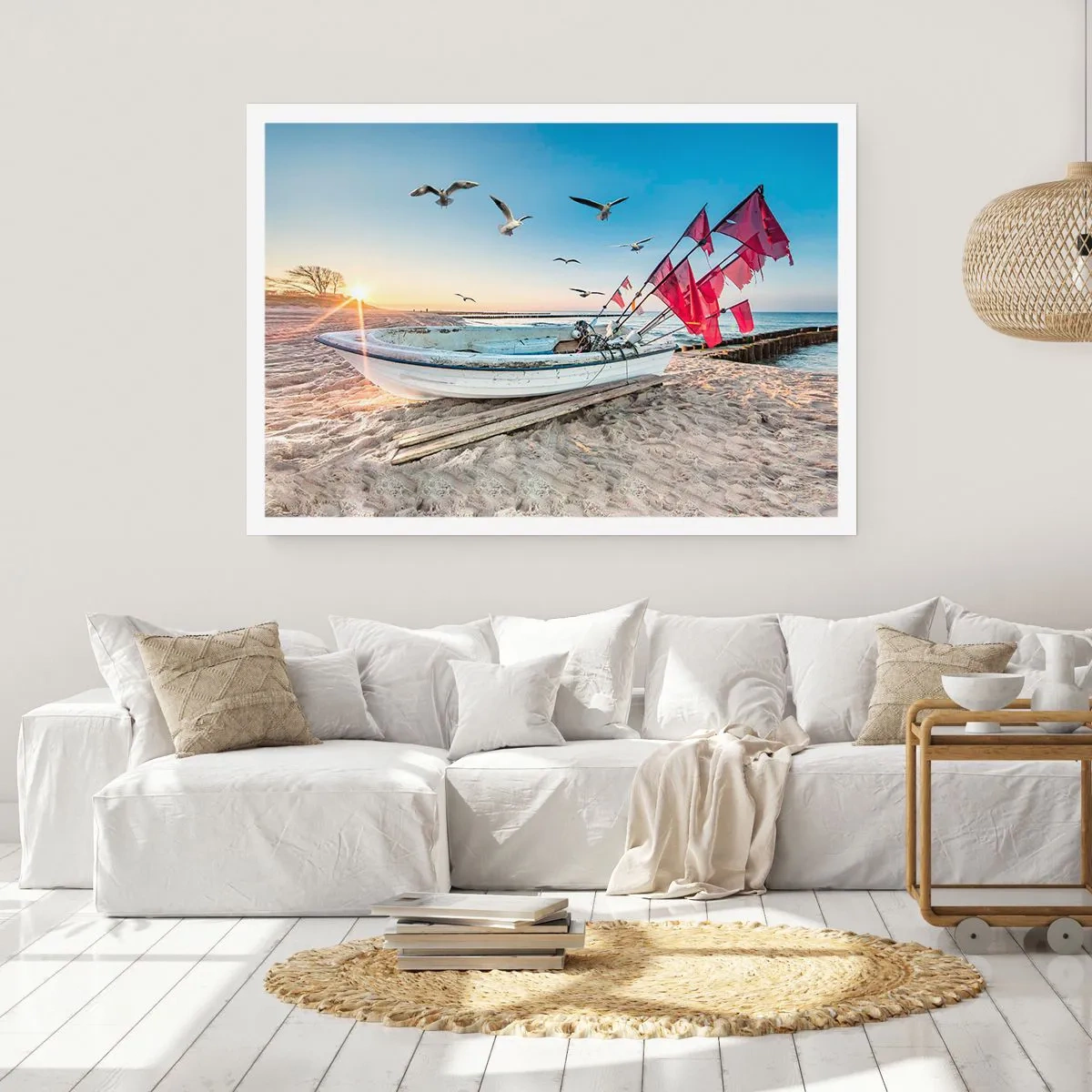 Poster - Ein Boot am Strand im Morgengrauen mit Möwen und roten Fahnen - 100x70cm - Wohlverdiente Ruhe - Moderne Wanddekoration für Wohnzimmer und Schlafzimmer ARTTOR