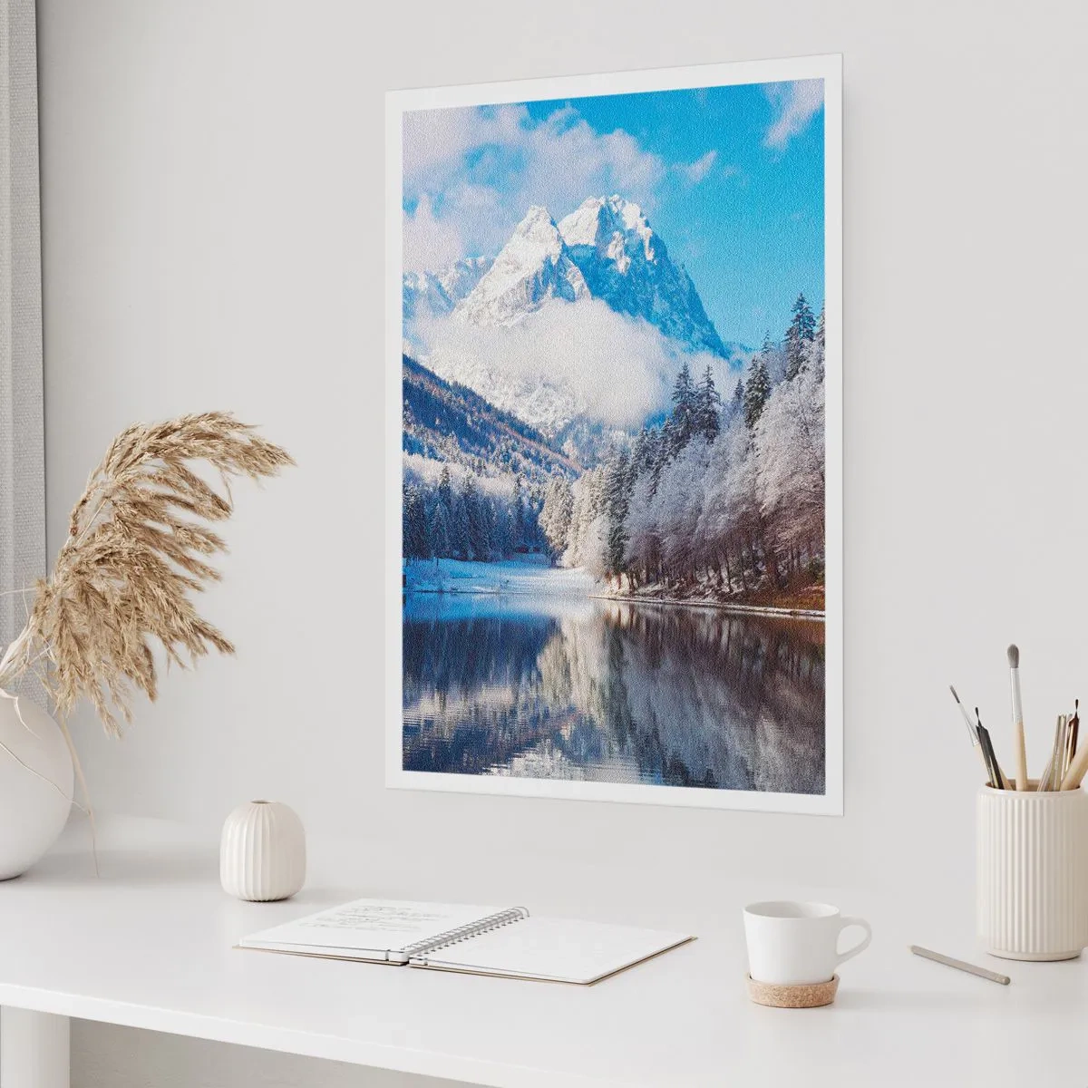 Poster - Schneebedeckte Berge spiegeln sich im Winter in einem See - 50x70cm - Schneefang - Moderne Wanddekoration für Wohnzimmer und Schlafzimmer ARTTOR