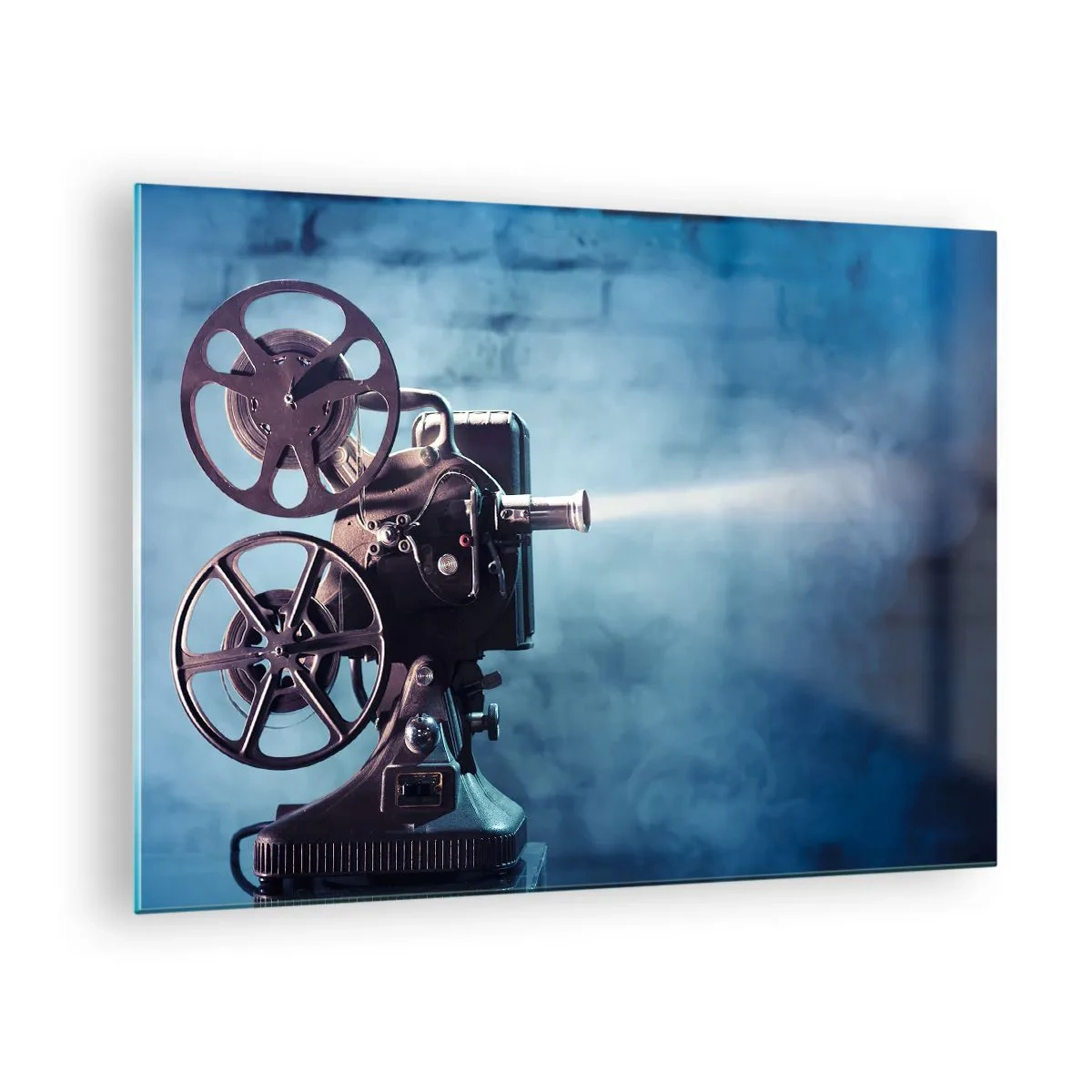 Glasbild - Bild auf glas - Eine Filmkamera im Retro-Stil vor einer blauen Wand - 70x50cm - Im alten Kino - Moderne Wanddekoration für Wohnzimmer und Schlafzimmer ARTTOR