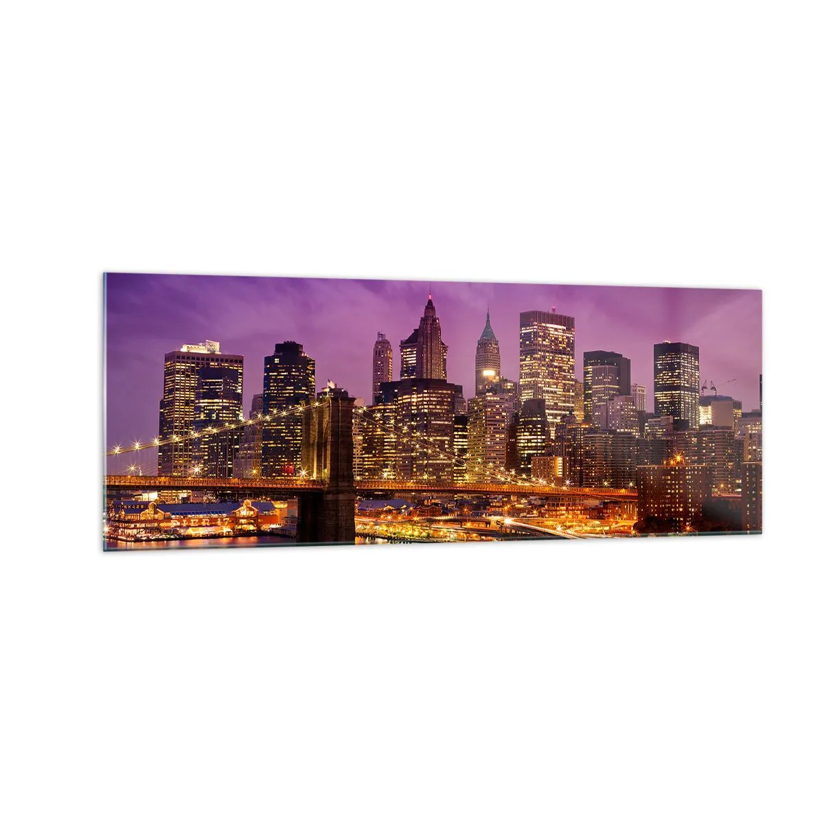 Glasbild - Bild auf glas - Panorama der Stadt mit der Brücke im Abendlicht vor dem violetten Himmel - 140x50cm - Violett-goldenes Manhathann - Moderne Wanddekoration für Wohnzimmer und Schlafzimmer ARTTOR