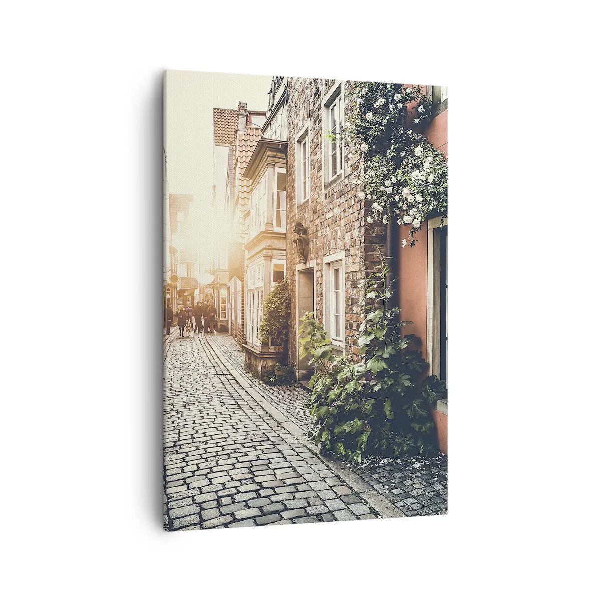 Bild auf Leinwand - Leinwandbild - Eine charmante Straße mit Steinpflaster und Blumen - 70x100cm - Rosenallee im rosa Schein - Moderne Wanddekoration für Wohnzimmer und Schlafzimmer ARTTOR