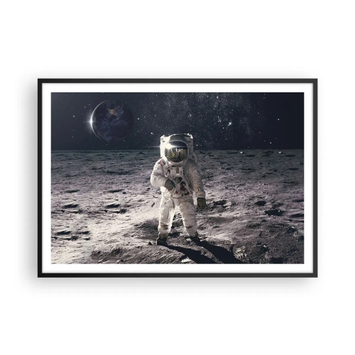 Poster in einem schwarzem Rahmen - Astronaut auf der Mondoberfläche mit der Erde im Hintergrund - 100x70cm - Grüße vom Mond - Moderne Wanddekoration für Wohnzimmer und Schlafzimmer ARTTOR