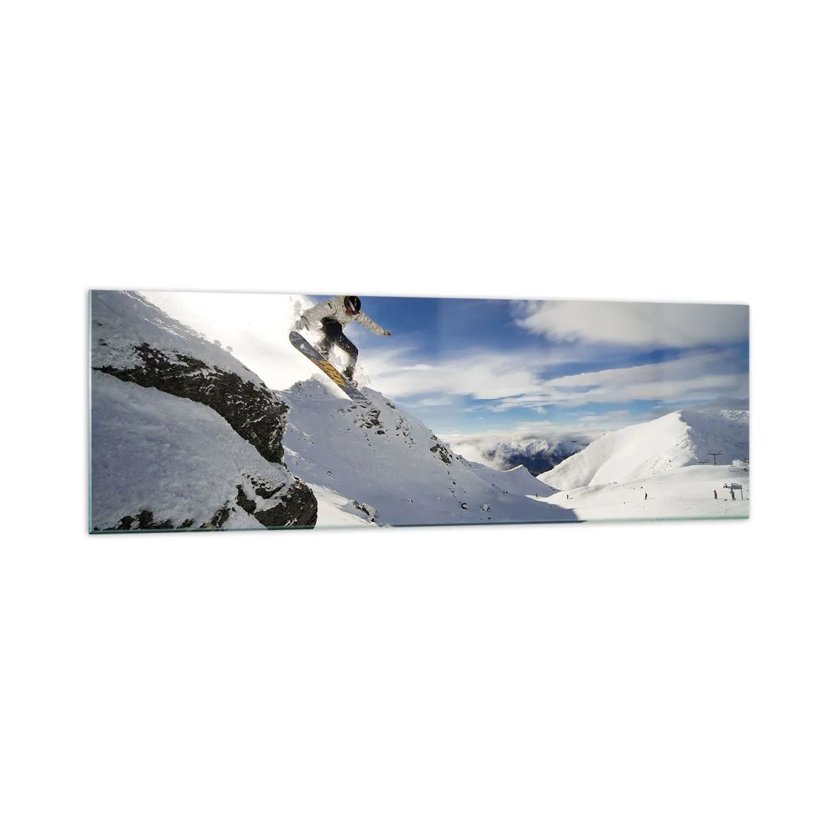 Glasbild - Bild auf glas - Ein Snowboarder springt von einer Klippe mit schneebedeckten Bergen im Hintergrund. - 160x50cm - Freiheit ohne Grenzen - Moderne Wanddekoration für Wohnzimmer und Schlafzimmer ARTTOR