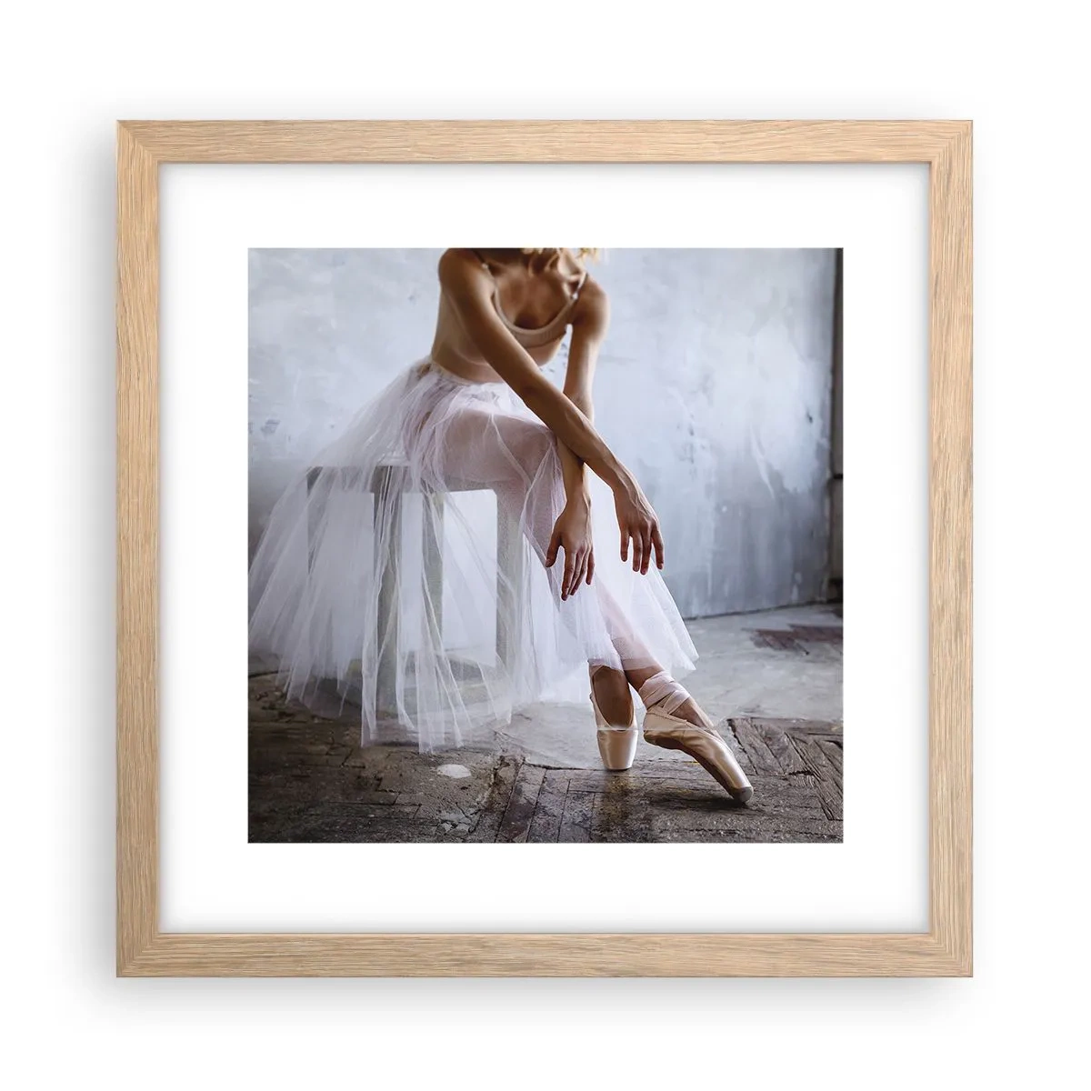 Poster in einem Rahmen aus heller Eiche - Bevor die Rampe leuchtet - 30x30 cm