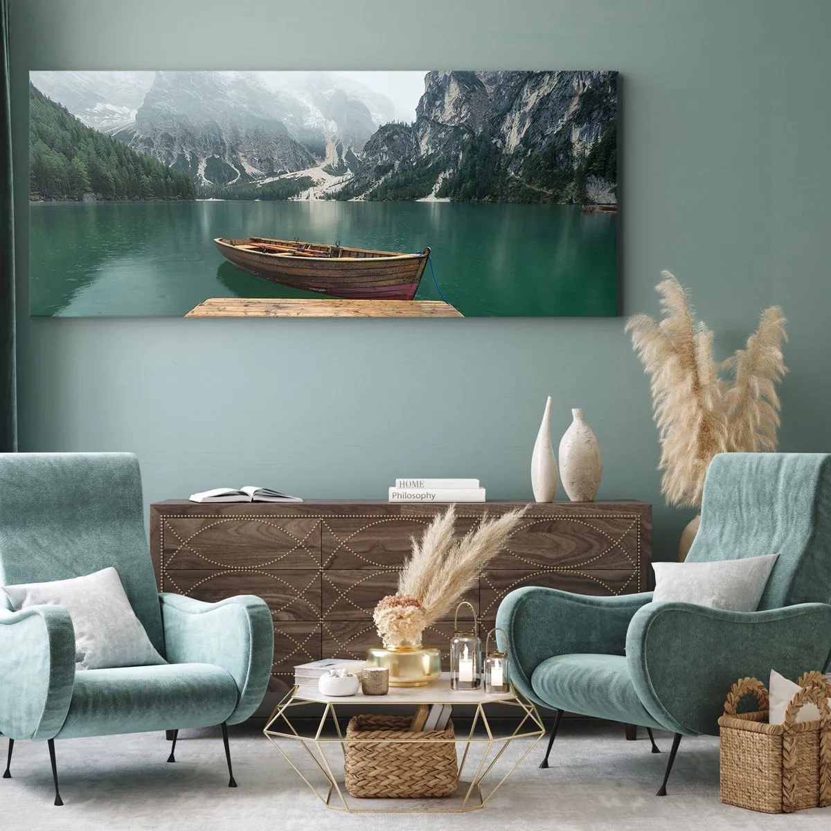 Bild auf Leinwand - Leinwandbild - Ein Holzboot an einem Pier auf einem von Bergen umgebenen See - 160x50cm - Und die stolzen Felsen der Stirn - Moderne Wanddekoration für Wohnzimmer und Schlafzimmer ARTTOR