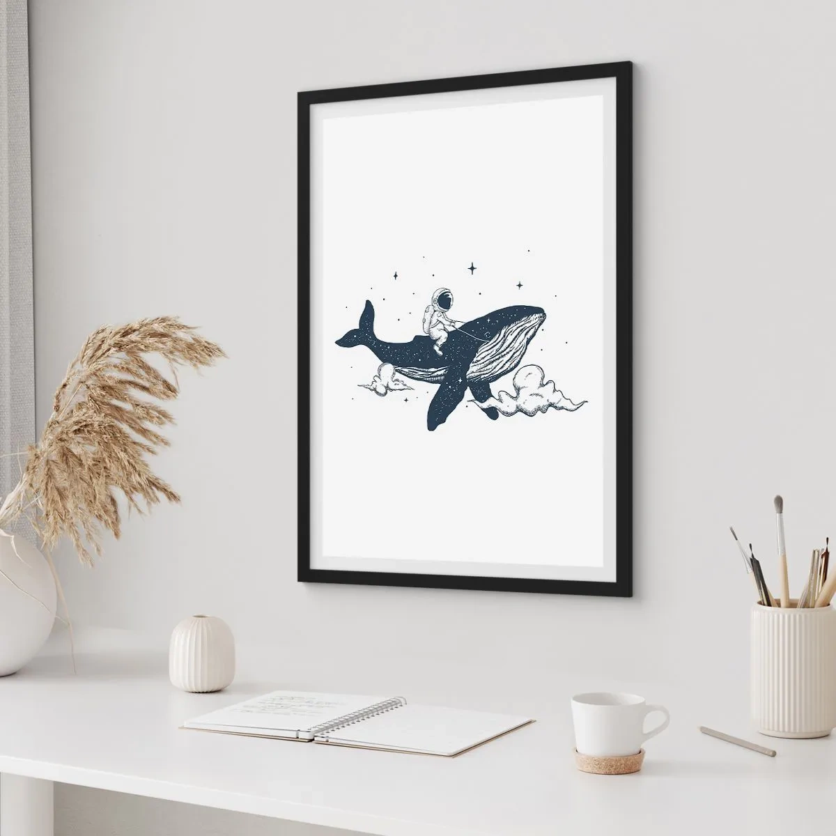 Poster in einem schwarzem Rahmen - Eine farbenfrohe Illustration einer Weltraumrakete, die zwischen den Sternen fliegt. - 50x70cm - Weltraumabenteuer - Moderne Wanddekoration für Wohnzimmer und Schlafzimmer ARTTOR