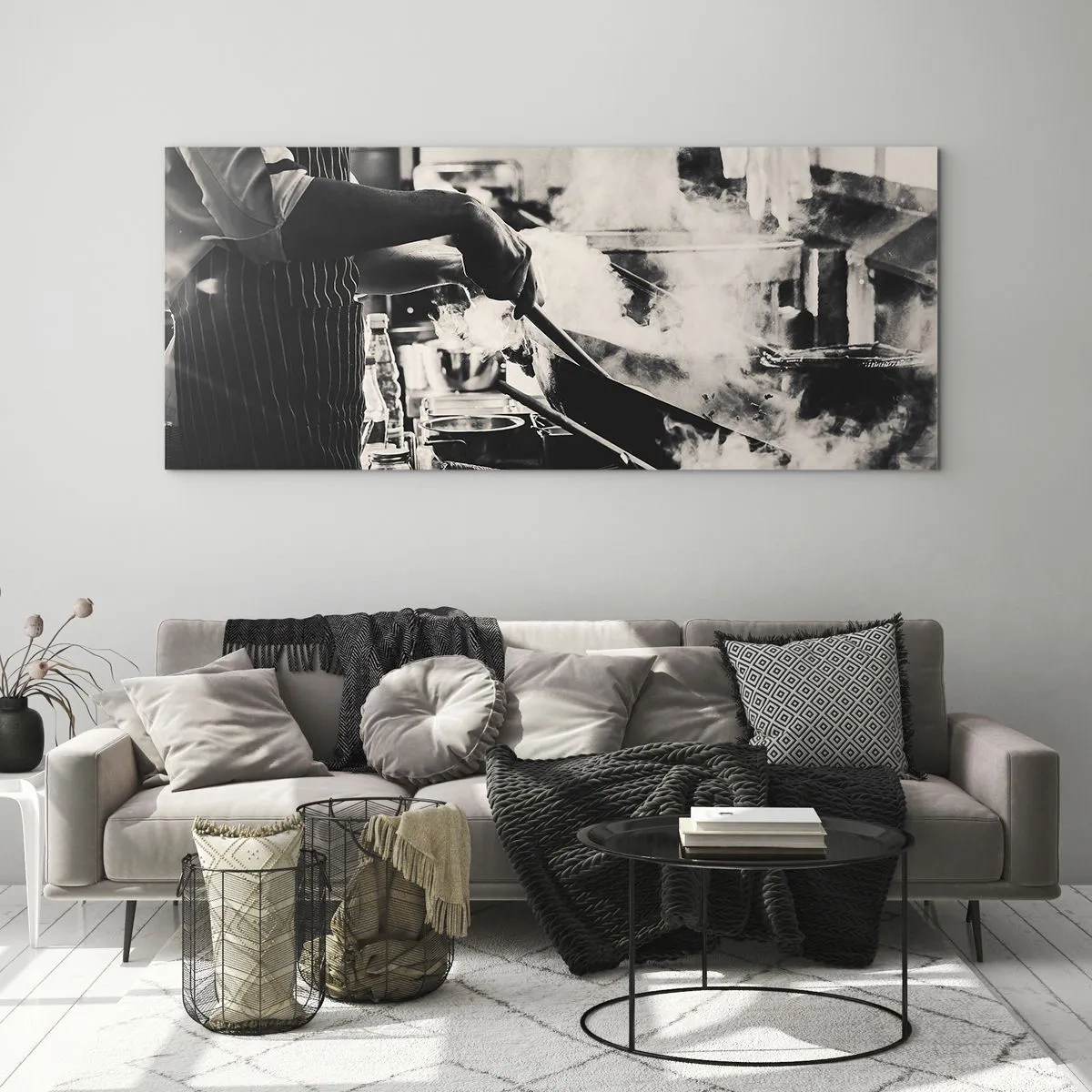 Glasbild - Bild auf glas - Ein Koch bei der Arbeit in der Küche, aus einer Bratpfanne steigt Dampf auf - 140x50cm - Alchemie der Aromen - Moderne Wanddekoration für Wohnzimmer und Schlafzimmer ARTTOR