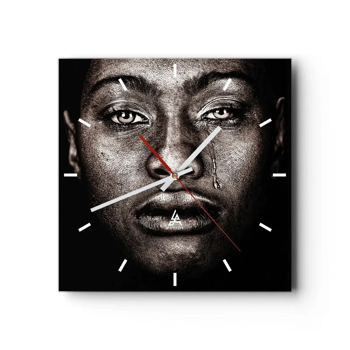 Wanduhr - Glasuhr - Porträt eines Gesichts mit einer einzelnen Träne auf schwarzem Hintergrund - 30x30cm - Eine Träne - Moderne Wanddekoration für Wohnzimmer und Schlafzimmer ARTTOR
