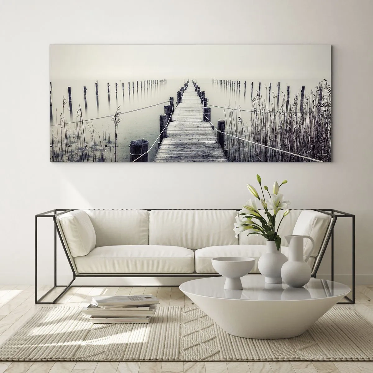 Glasbild - Bild auf glas - Eine Holzbrücke, die in einen nebligen Raum führt - 140x50cm - Tauchen Sie in Ruhe ein - Moderne Wanddekoration für Wohnzimmer und Schlafzimmer ARTTOR