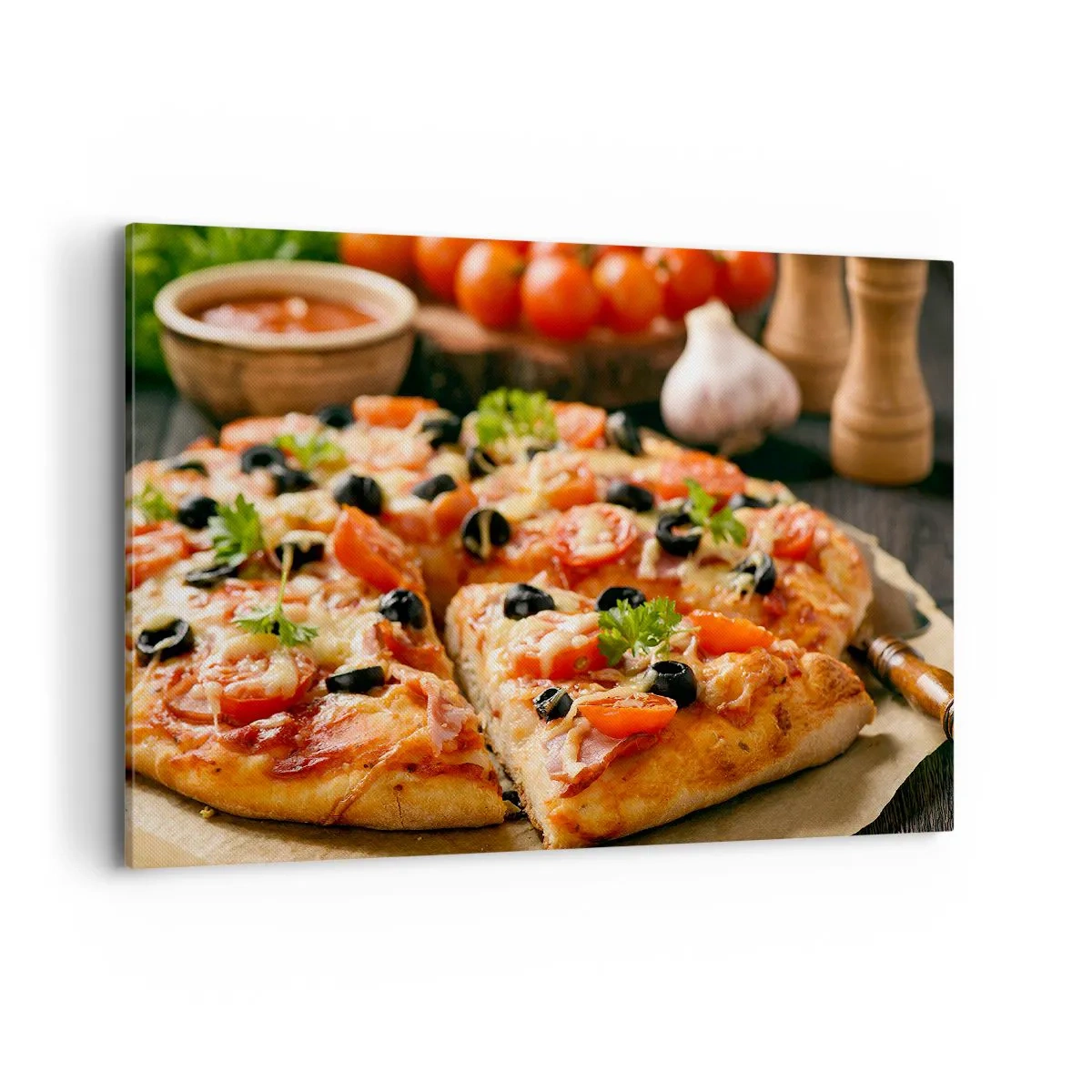 Bild auf Leinwand - Leinwandbild - Pizza mit Tomaten, Oliven und frischen Kräutern auf dem Tisch - 100x70cm - Du bist schon wieder davongekommen - Moderne Wanddekoration für Wohnzimmer und Schlafzimmer ARTTOR