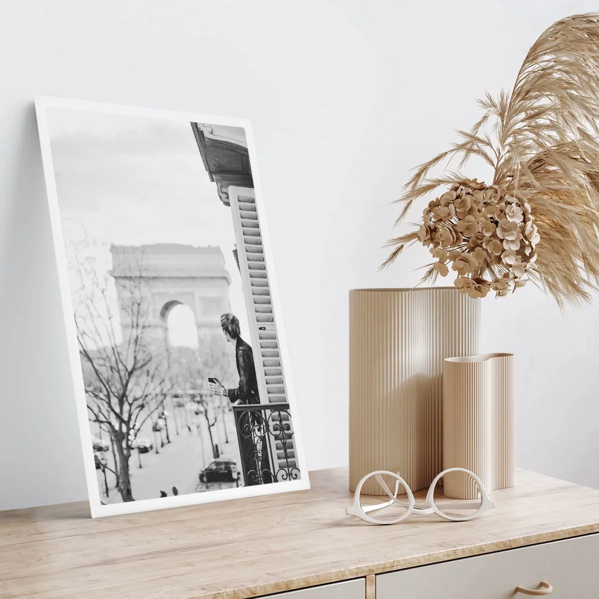 Poster - Mann auf dem Balkon mit Blick auf den Arc de Triomphe - 50x70cm - Ein Zimmer mit Aussicht - Moderne Wanddekoration für Wohnzimmer und Schlafzimmer ARTTOR