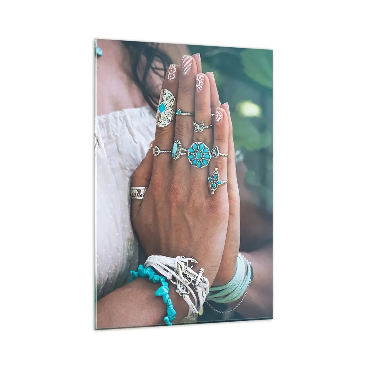 Glasbild - Bild auf glas - Mit Boho-Schmuck verzierte Hände - 80x120cm - Willkommen im Zentrum des Seins - Moderne Wanddekoration für Wohnzimmer und Schlafzimmer ARTTOR