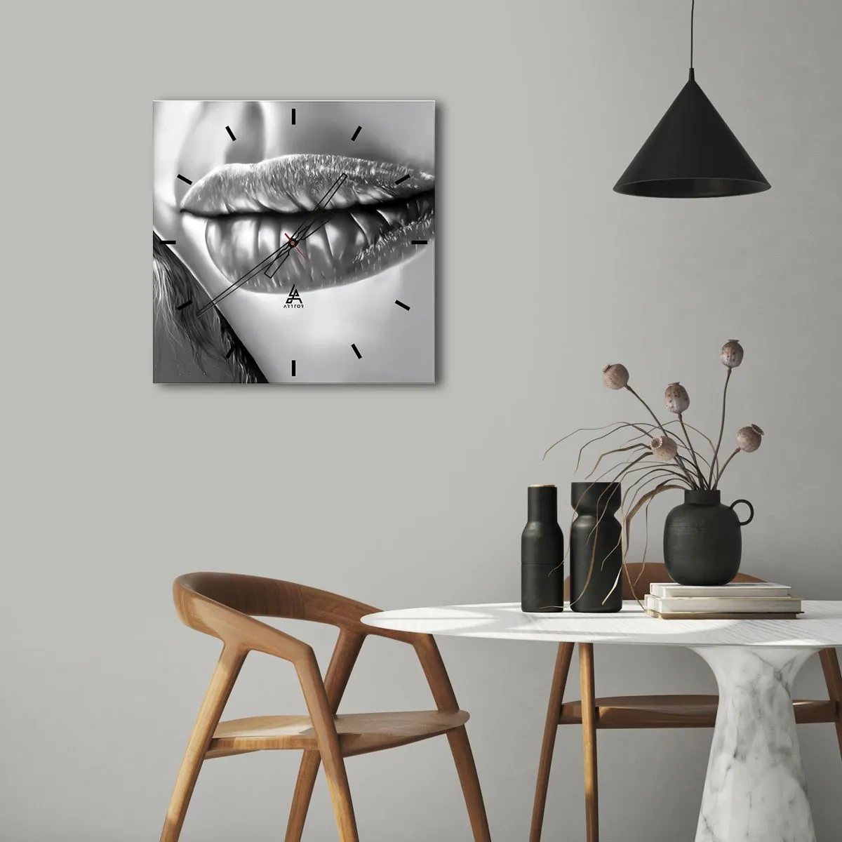 Wanduhr - Glasuhr - Schwarz-weiße Nahaufnahme der Lippen einer Frau mit Glanzeffekt und Details. - 30x30cm - Ich weiß, was du denkst… - Moderne Wanddekoration für Wohnzimmer und Schlafzimmer ARTTOR