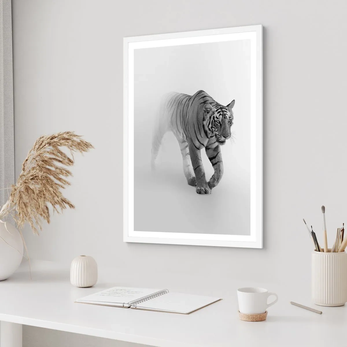 Poster in einem weißen Rahmen - Im Nebel gelauert - 70x100 cm