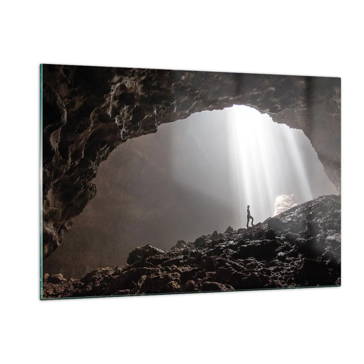Glasbild - Bild auf glas - Eine Figur in einer von Lichtstrahlen beleuchteten Höhle, umgeben von dunklen Felsen - 120x80cm - Die leuchtende Grotte - Moderne Wanddekoration für Wohnzimmer und Schlafzimmer ARTTOR