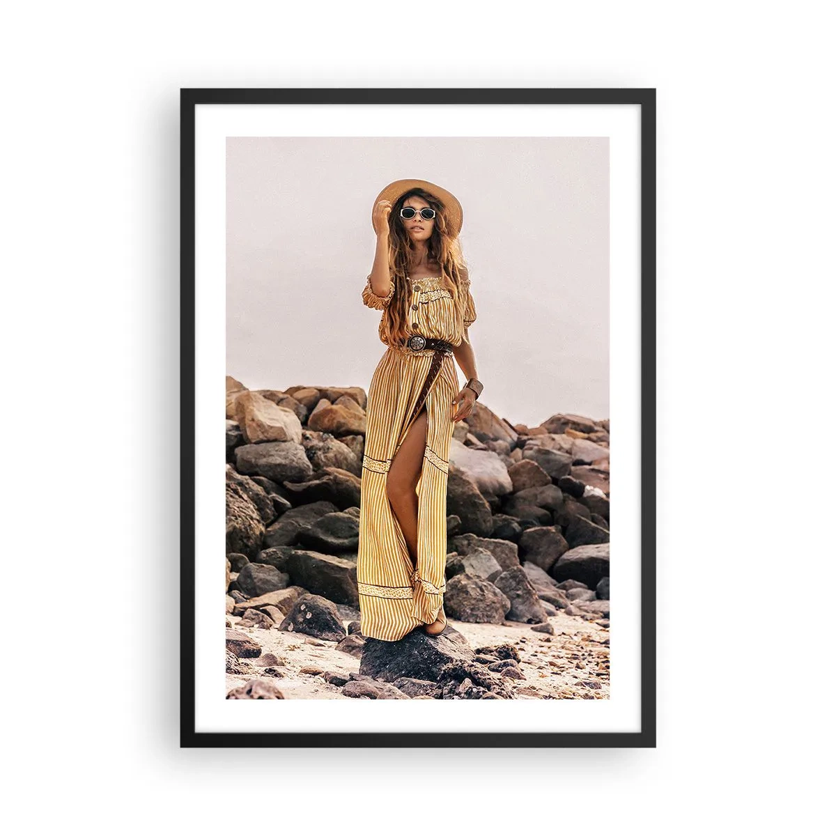 Poster in einem schwarzem Rahmen - Stilvolle Frau im Boho-Kleid vor felsiger Kulisse - 50x70cm - Die Magie der Steine - Moderne Wanddekoration für Wohnzimmer und Schlafzimmer ARTTOR