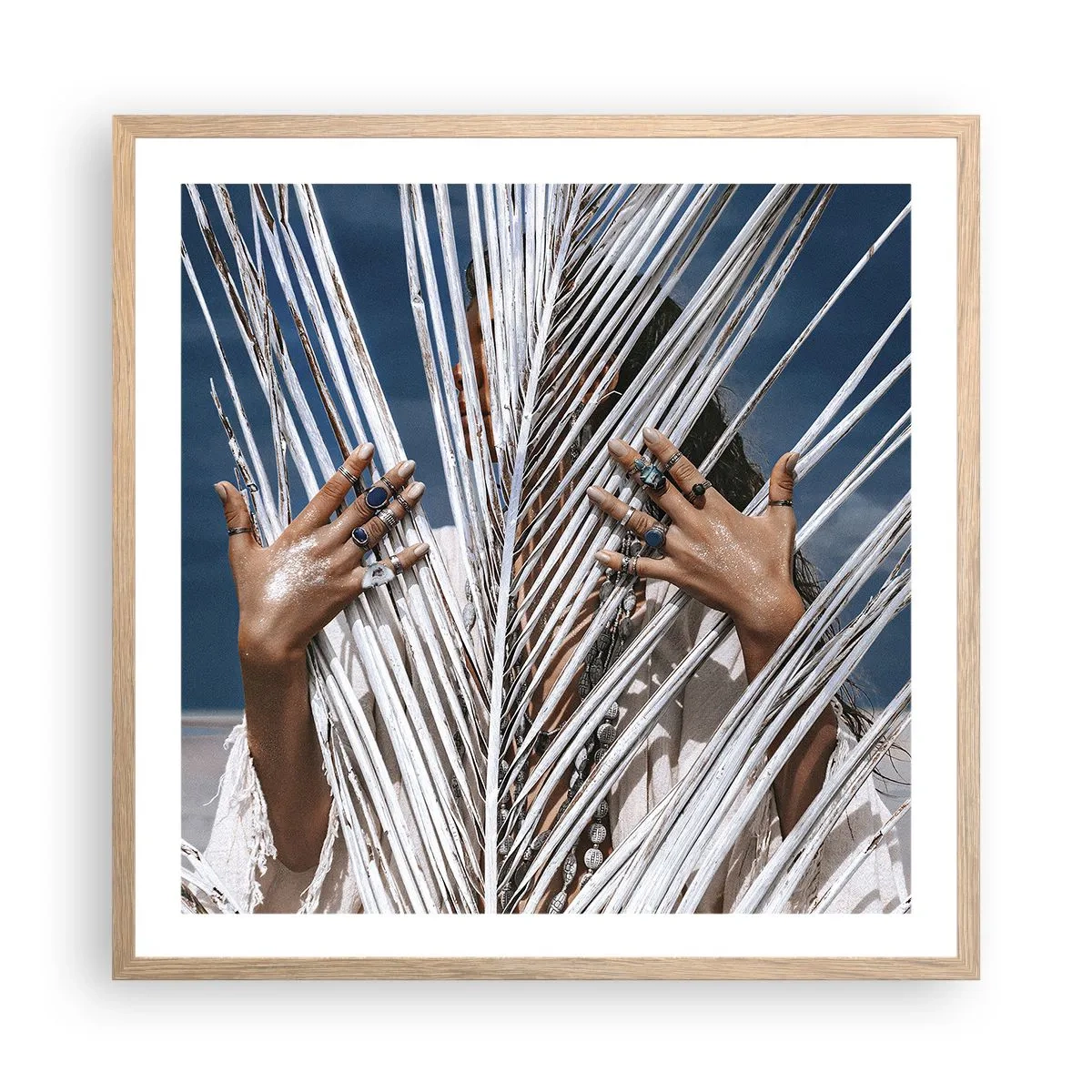 Poster in einem Rahmen aus heller Eiche - Das Mädchen des Schamanen? - 60x60 cm