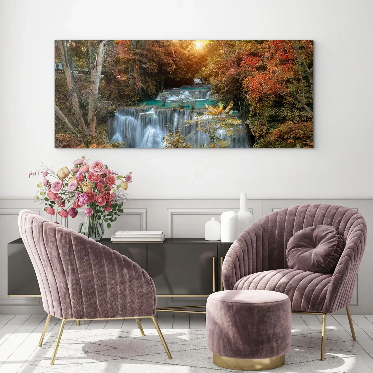 Glasbild - Bild auf glas - Herbstlicher Wasserfall, umgeben von bunten Bäumen im Sonnenlicht - 160x50cm - Versteckter Schatz des Waldes - Moderne Wanddekoration für Wohnzimmer und Schlafzimmer ARTTOR