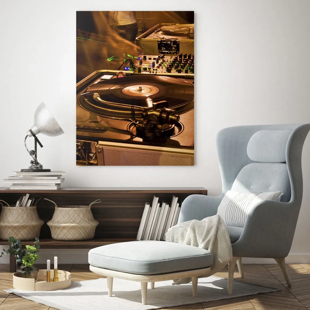 Glasbild - Bild auf glas - DJ-Equipment mit Plattenspieler und Mixer während einer Party - 80x120cm - Kannst du die Kraft spüren? - Moderne Wanddekoration für Wohnzimmer und Schlafzimmer ARTTOR
