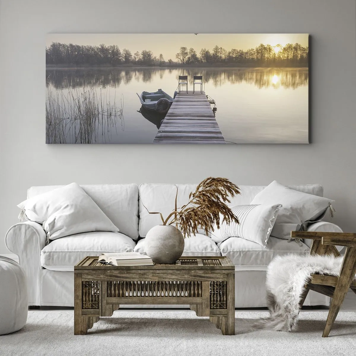 Bild auf Leinwand - Leinwandbild - Ein Pier am Seeufer am Morgen mit einem Boot und Stühlen - 160x50cm - Ich komme nach einiger Zeit zurück - Moderne Wanddekoration für Wohnzimmer und Schlafzimmer ARTTOR