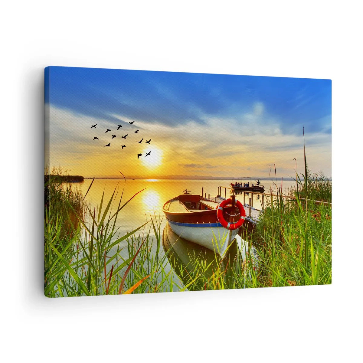 Bild auf Leinwand - Leinwandbild - Ein Boot am Ufer eines Sees bei Sonnenuntergang - 70x50cm - Die Kormorane fliegen schon weg - Moderne Wanddekoration für Wohnzimmer und Schlafzimmer ARTTOR