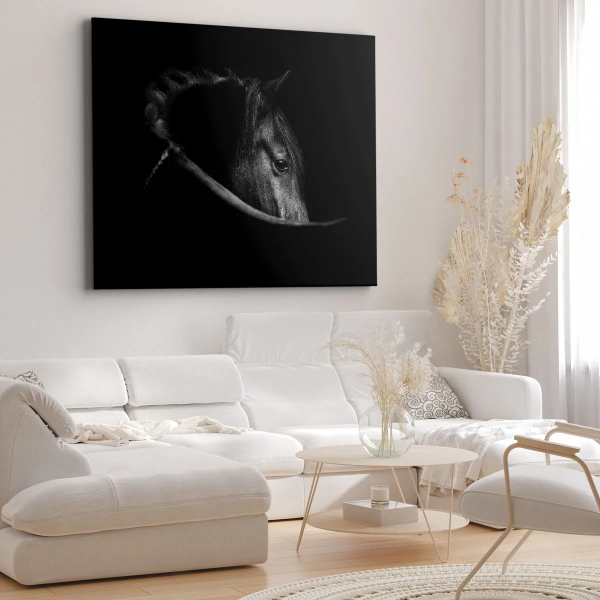 Bild auf Leinwand - Leinwandbild - Ein Schwarz-Weiß-Porträt eines Pferdes mit einem subtilen Spiel aus Licht und Schatten vor dunklem Hintergrund. - 70x50cm - Schwarzer Prinz - Moderne Wanddekoration für Wohnzimmer und Schlafzimmer ARTTOR