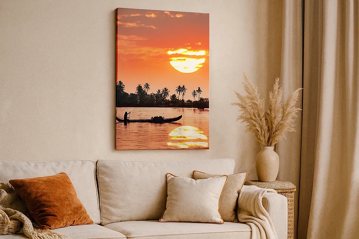 Bild auf Leinwand - Leinwandbild - Tropischer Sonnenuntergang mit einem Boot und Palmen im Hintergrund - 50x70cm - Die Ruhe der Tropen bei Sonnenuntergang - Moderne Wanddekoration für Wohnzimmer und Schlafzimmer ARTTOR