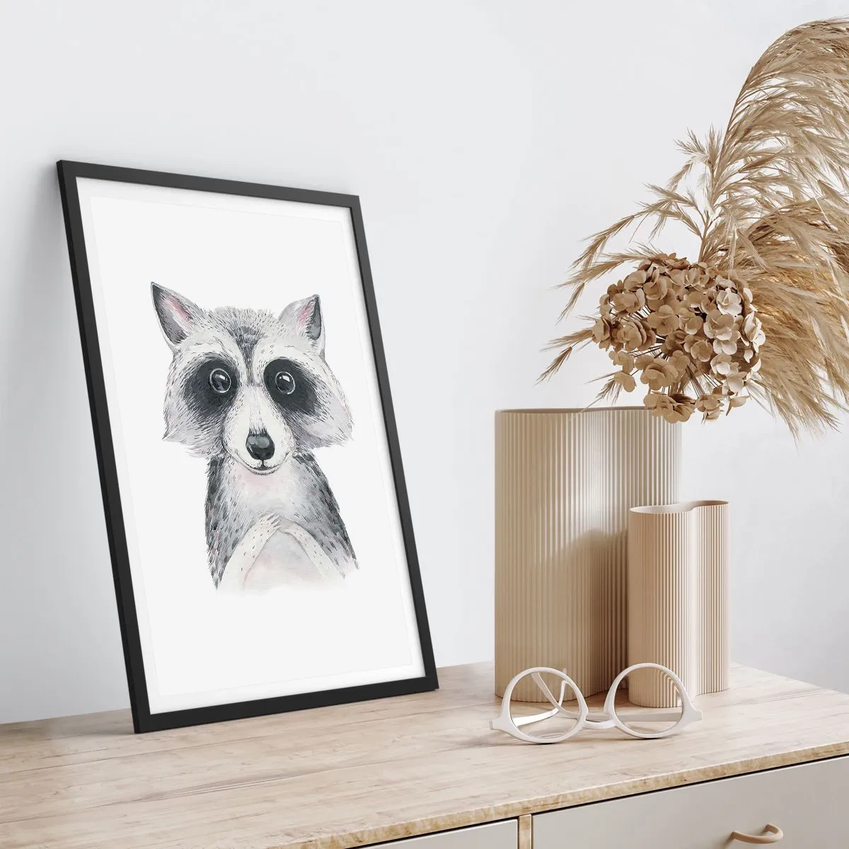 Poster in einem schwarzem Rahmen - Ein süßer Waschbär auf weißem Hintergrund - 50x70cm - Ein Moment zum Bewegen - Moderne Wanddekoration für Wohnzimmer und Schlafzimmer ARTTOR