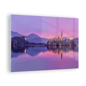 Glasbild - Bild auf glas - Eine Kirche auf einer Insel mit Bergen und einem Sonnenuntergang im Hintergrund - 70x50cm - Eine märchenhafte Insel in der Abenddämmerung - Moderne Wanddekoration für Wohnzimmer und Schlafzimmer ARTTOR