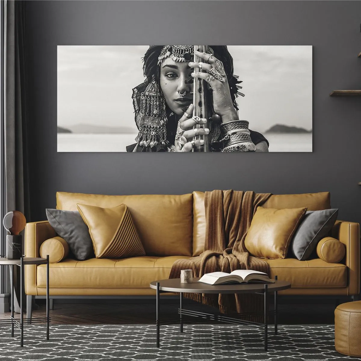 Glasbild - Bild auf glas - Porträt einer Frau mit ethnischem Schmuck, die ein Instrument in der Hand hält - 120x50cm - Die Musik des Orients selbst - Moderne Wanddekoration für Wohnzimmer und Schlafzimmer ARTTOR