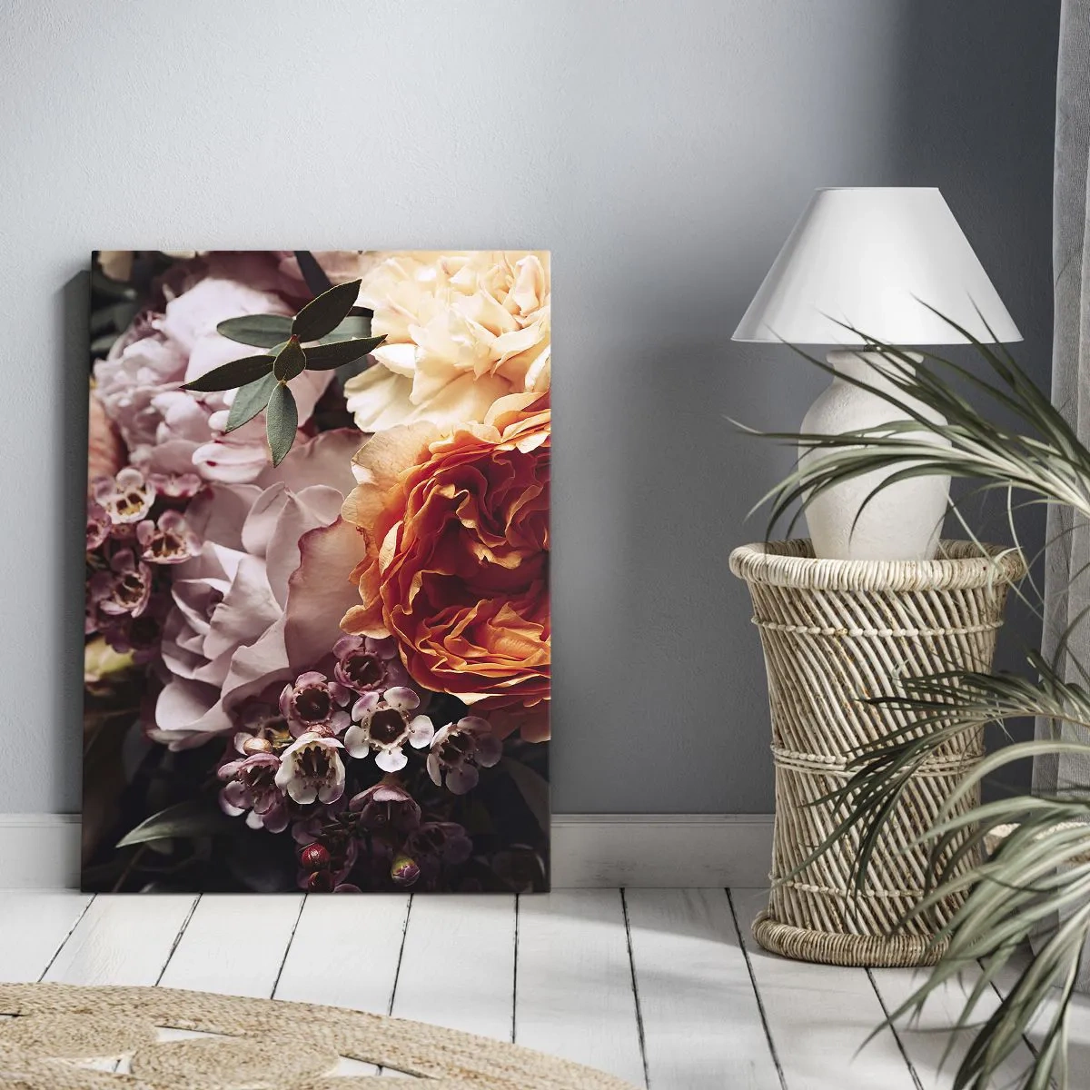 Bild auf Leinwand - Leinwandbild - Eine Nahaufnahme einer farbenfrohen Blumenkomposition - 70x100cm - Eingehüllt in Schönheit - Moderne Wanddekoration für Wohnzimmer und Schlafzimmer ARTTOR