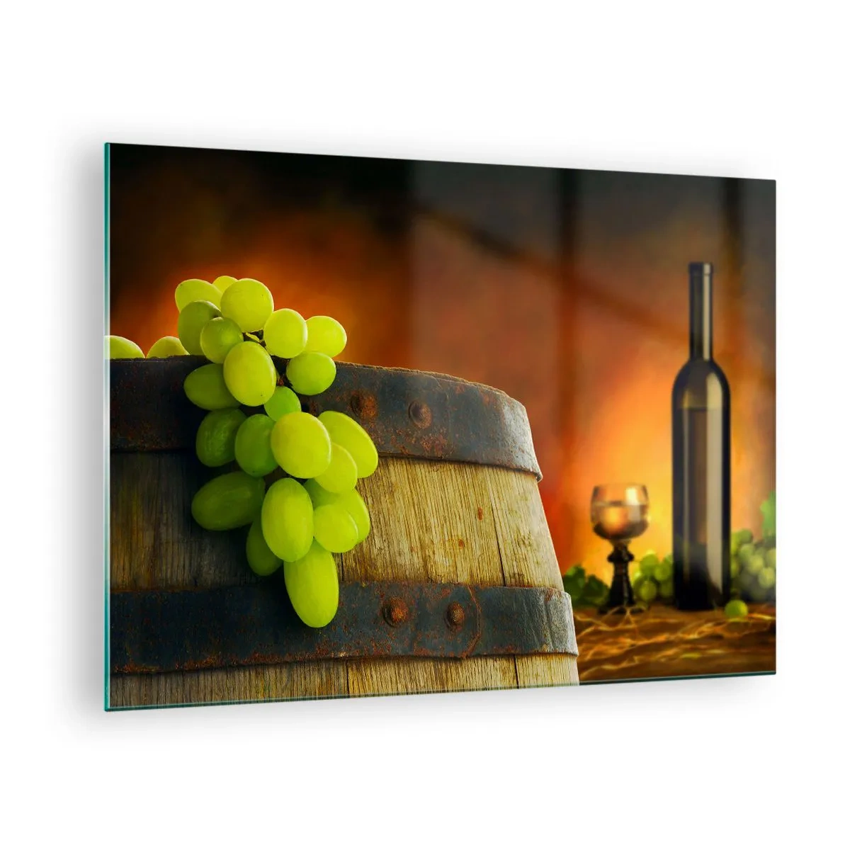 Glasbild - Bild auf glas - Trauben auf einem Fass in rustikalem Ambiente mit Wein im Hintergrund - 70x50cm - Stillleben mit einer Flasche Wein und einer Weintraube - Moderne Wanddekoration für Wohnzimmer und Schlafzimmer ARTTOR