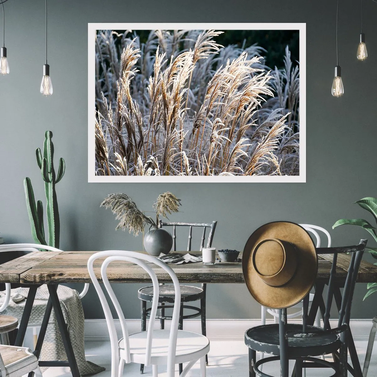 Poster - Winterliche Grashalme mit Frost bedeckt vor einem dunkelgrünen Hintergrund - 100x70cm - Gekleidet mit Frost - Moderne Wanddekoration für Wohnzimmer und Schlafzimmer ARTTOR