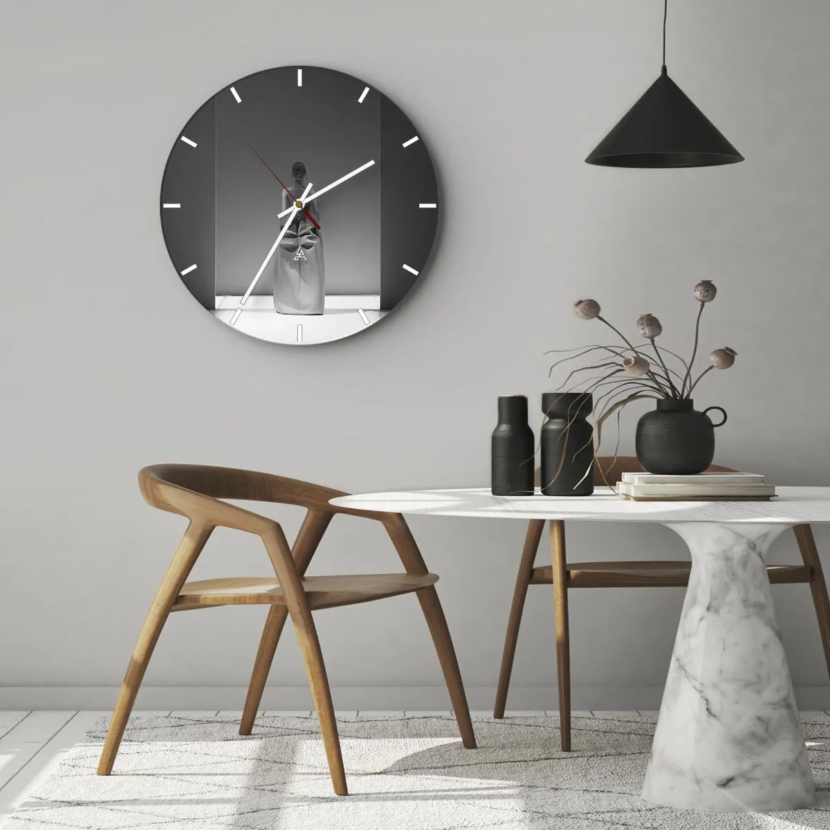 Wanduhr - Glasuhr - Schwarz-weiße Skulptur einer Frau in einem minimalistischen Raum - 30x30cm - Raffinierte Einfachheit - Moderne Wanddekoration für Wohnzimmer, Küche und Schlafzimmer ARTTOR
