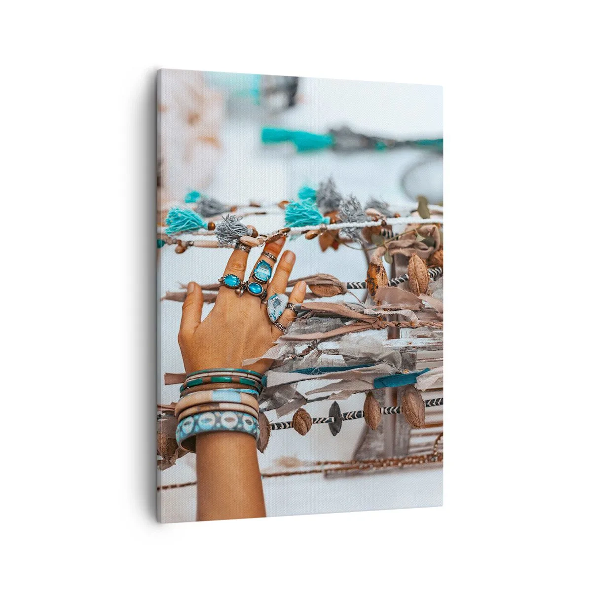 Bild auf Leinwand - Leinwandbild - Eine mit Boho-Schmuck geschmückte Hand mit Dekorationen im Hintergrund - 50x70cm - Lokale Schätze - Moderne Wanddekoration für Wohnzimmer und Schlafzimmer ARTTOR