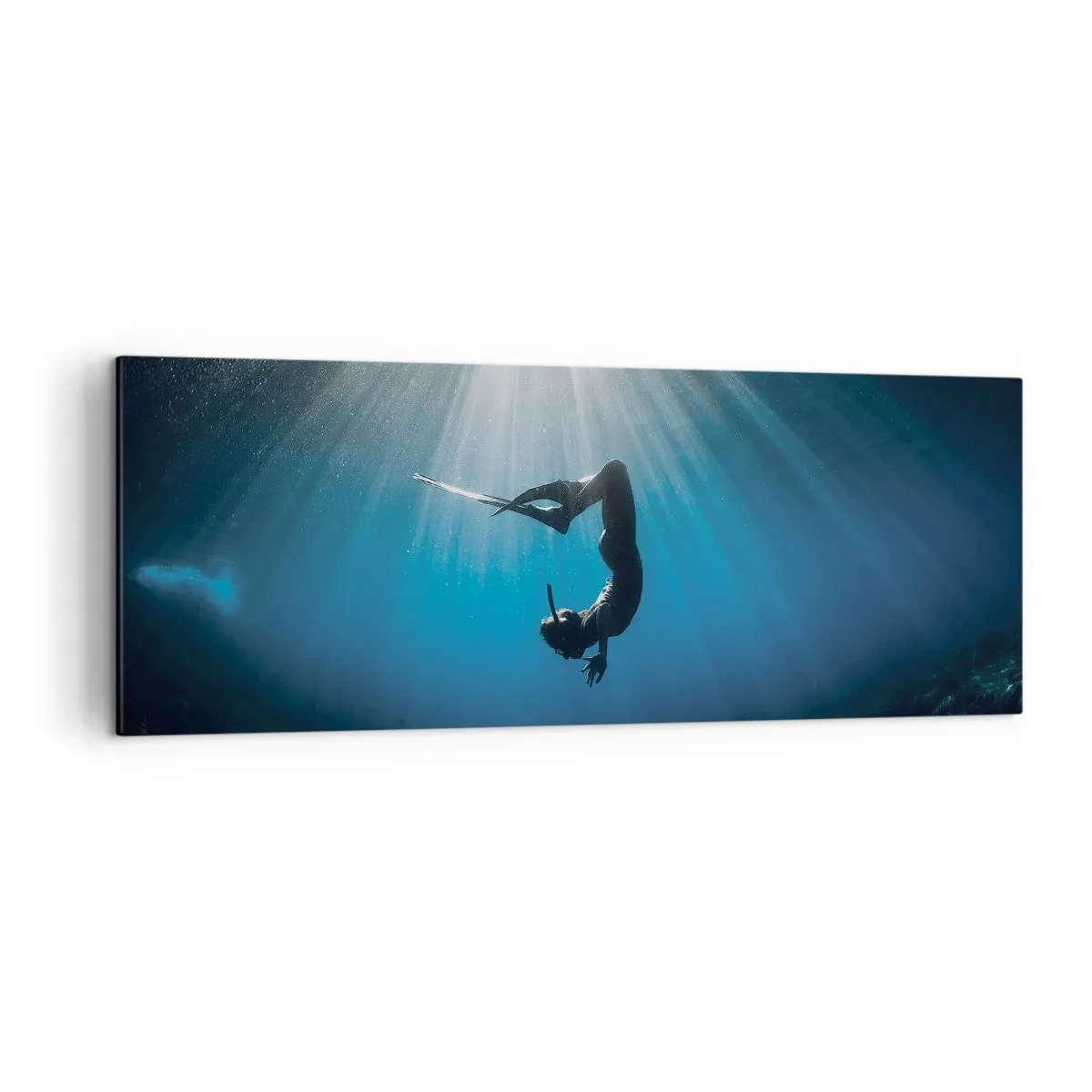 Bild auf Leinwand - Leinwandbild - Ein Taucher, der in einem Lichtstrahl unter Wasser schwimmt - 140x50cm - Tanz unter Wasser - Moderne Wanddekoration für Wohnzimmer und Schlafzimmer ARTTOR