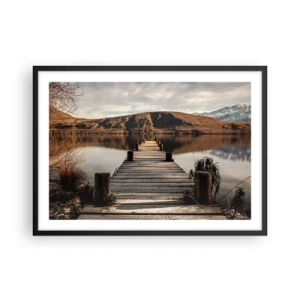 Poster in einem schwarzem Rahmen - Ein Holzsteg über einem See, umgeben von malerischen Hügeln - 70x50cm - Landschaft in Stille - Moderne Wanddekoration für Wohnzimmer und Schlafzimmer ARTTOR