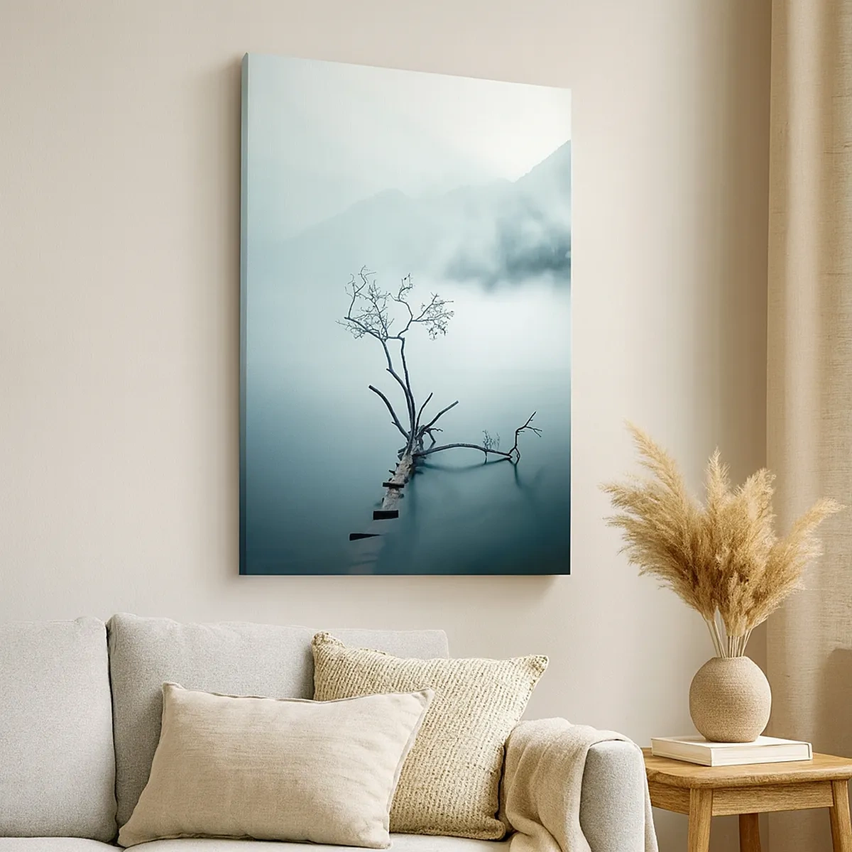 Bild auf Leinwand - Leinwandbild - Ein einsamer Baum im Wasser, umgeben von Nebel und Bergen - 50x70cm - Aus Wasser und Nebel - Moderne Wanddekoration für Wohnzimmer und Schlafzimmer ARTTOR