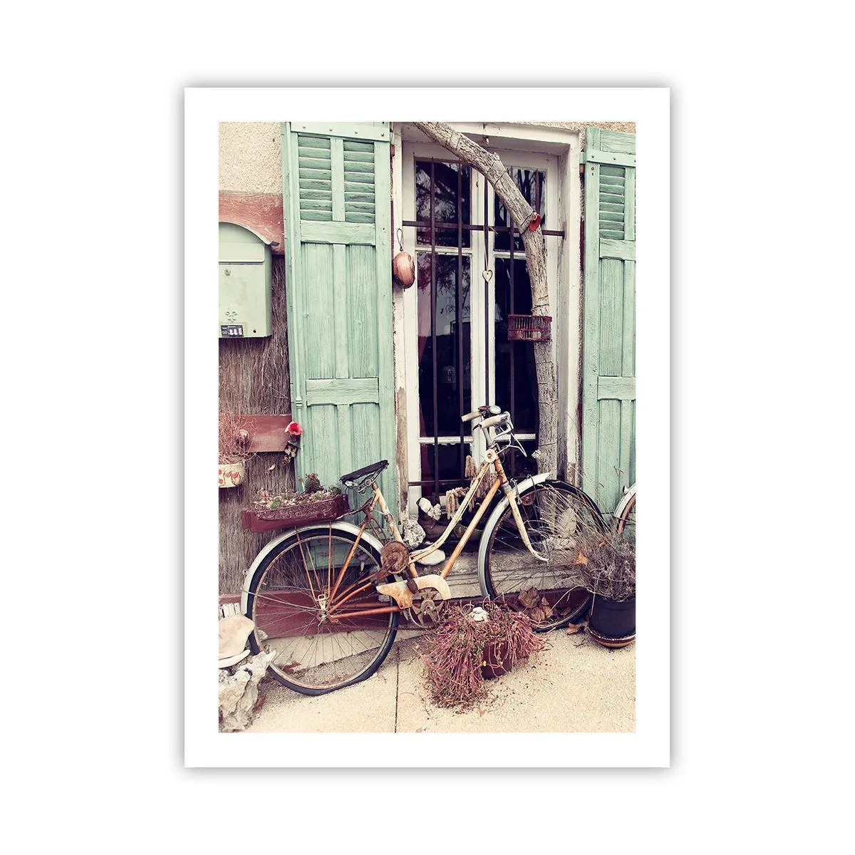 Poster - Ein altes Fahrrad vor grünen Holzfensterläden - 50x70cm - Es lebe die Provinz - Moderne Wanddekoration für Wohnzimmer und Schlafzimmer ARTTOR